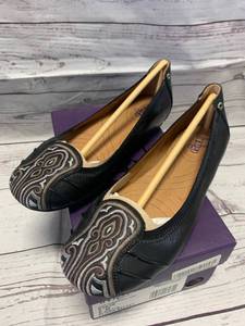 lot 76 image: Indigo Black Lea Plush Size 6 Shoes $55 retail