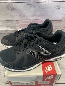 lot 85 image: Mens Size 8 New Balance Running Shoes $79 retail