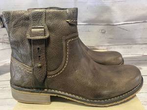 lot 82 image: Mens Size 12 Clarks Stoten Boots $169 Retail