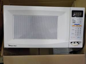 lot 15 image: Magic Chef microwave - works - need...