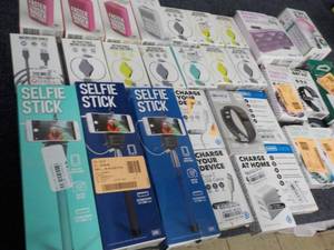 lot 27 image: 4000 MAH Power Bank, USB cables, se...