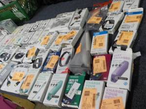 lot 28 image: 4001 MAH Power Bank, USB cables, se...