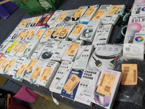 lot 29 image: 4002 MAH Power Bank, USB cables, se...
