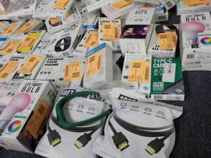 lot 30 image: 4003 MAH Power Bank, USB cables, se...