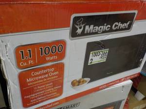 lot 56 image: Magic Chef 1.1 cu ft 1000 watt micr...