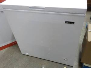 lot 59 image: Magic Chef 7.0 cu ft chest freezer...