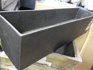 lot 66 image: 1 Tierra Verde self-watering plante...