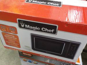 lot 108 image: Magic Check .7 cu ft 700 watt micro...