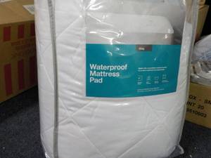 lot 146 image: King size waterproof mattress pad...