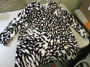 lot 5 image: Ladies Michael Kors Black and White...