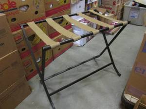 lot 22 image: Luggage Stand  EW2...