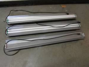 lot 71 image: Lot of 3 4 ft Plug-In Shop Lights w...