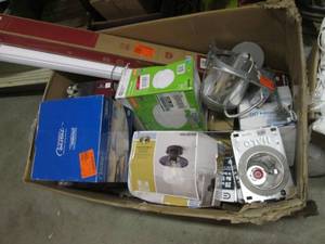 lot 80 image: Lot of Assorted Light Fixtures Etc ...