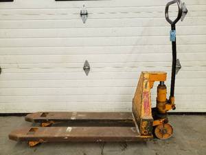 lot 2 image: Pallet Jack Narrow Width