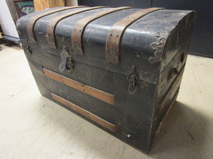 lot 712 image: VINTAGE TRUNK, M.M. SECOR TRUNK CO.