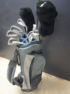 lot 715 image: DUNLOP GOLF CLUBS AND BAG
