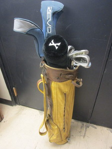 lot 716 image: ZEVO GOLF CLUBS AND MACGREGOR BAG