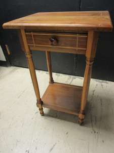 lot 718 image: SOLID WOOD ACCENT SIDE TABLE
