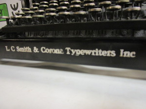 lot 719 image: VINTAGE SMITH-CORONA TYPEWRITER