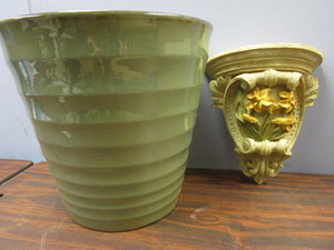 lot 742 image: DECORATIVE PLANT POT AND FLORAL WALL DECOR