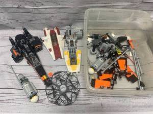 lot 3 image: Large Lot of Star Wars Figures and Pieces