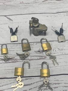 lot 9 image: Lot of 8 Lock & Keys