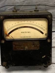 lot 18 image: Vintage 1950s Weston Model 430 Votlmeter