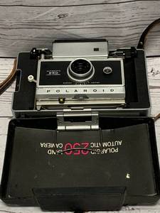 lot 19 image: Vintage Polaroid Land 250 Camera in Excellent Shape