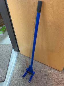 lot 28 image: New Deluxe Pallet Buster  Skid Breaker  $99 Retail