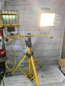 lot 42 image: Twin Halogen Tripod Light
