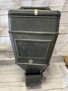 lot 48 image: 27 Black Plastic Feeder