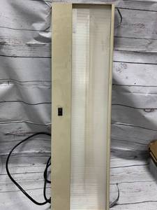 lot 75 image: 33 Shop Light