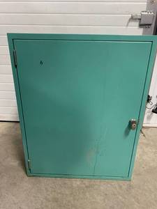 lot 81 image: Heavy Gauge Metal Cabinet w 3 Shelves
