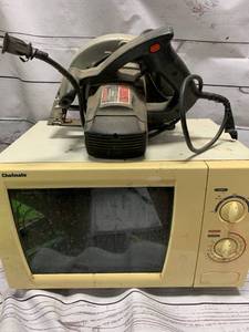 lot 83 image: Skil Saw & Microwave