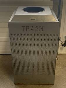 lot 92 image: Rubbermaid Commercial Garbage  Trash Can 32 Tall