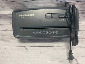 lot 98 image: Black & Decker Paper Shredder