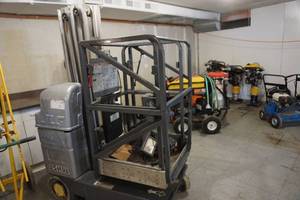 lot 13 image: 2009 JLG Model 15MVL ElectricHydraulic Man Lift