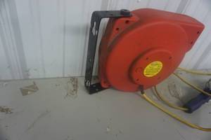 lot 50 image: Northern Industrial Tool Wall Mount 33 16 AWG Electrical Mechanics Service Light Power Cord