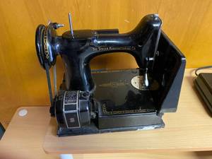 lot 12 image: Vintage Singer Electric Sewing Machine
