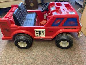lot 8 image: Red Fire Engine Car