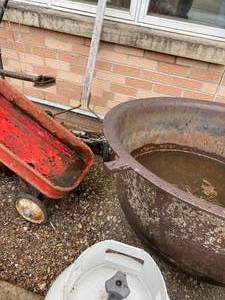 lot 27 image: Cast Iron Ssolding Pot