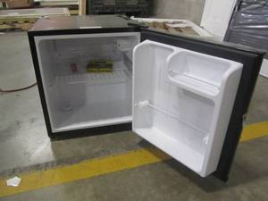 lot 69 image: Magic Chef 1.7 cu. ft. Mini Fridge in Black MCR170BE