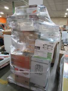 lot 226 image: MIXED PALLET OF MISCELLANEOUS INDOOR LIGHTING AND CEILING FANS