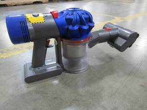 lot 286 image: Dyson V6 Trigger  21.6-Volt Cordless Handheld Vacuum Blue - Missing Charger.