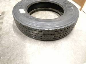 lot 9 image: New Retread Trailer Tire