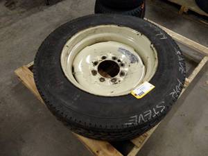 lot 11 image: Michelin XDS 25570R22.5 Tire on Sk...