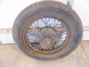 lot 20 image: Tire w Rim