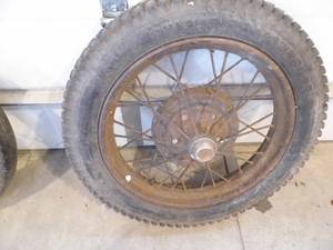 lot 21 image: Tire w Rim