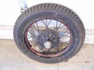 lot 25 image: Tire w Rim