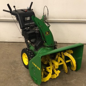 lot 1 image: John Deere TRS 32 Snow Blower